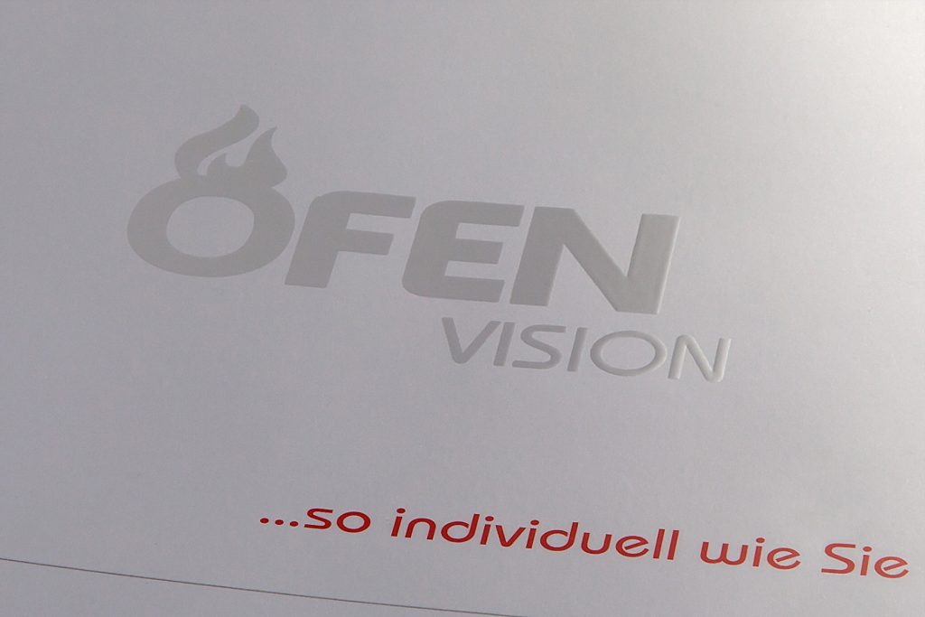 Logo Ofenvision auf der Rückseite - UV-Lack auf weißem Untergrund